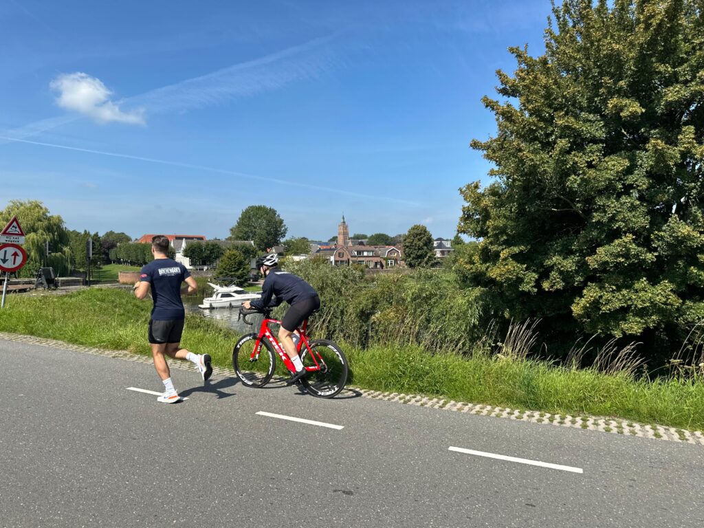 Boaz en Maxim op de fiets met Boerengoed kleren