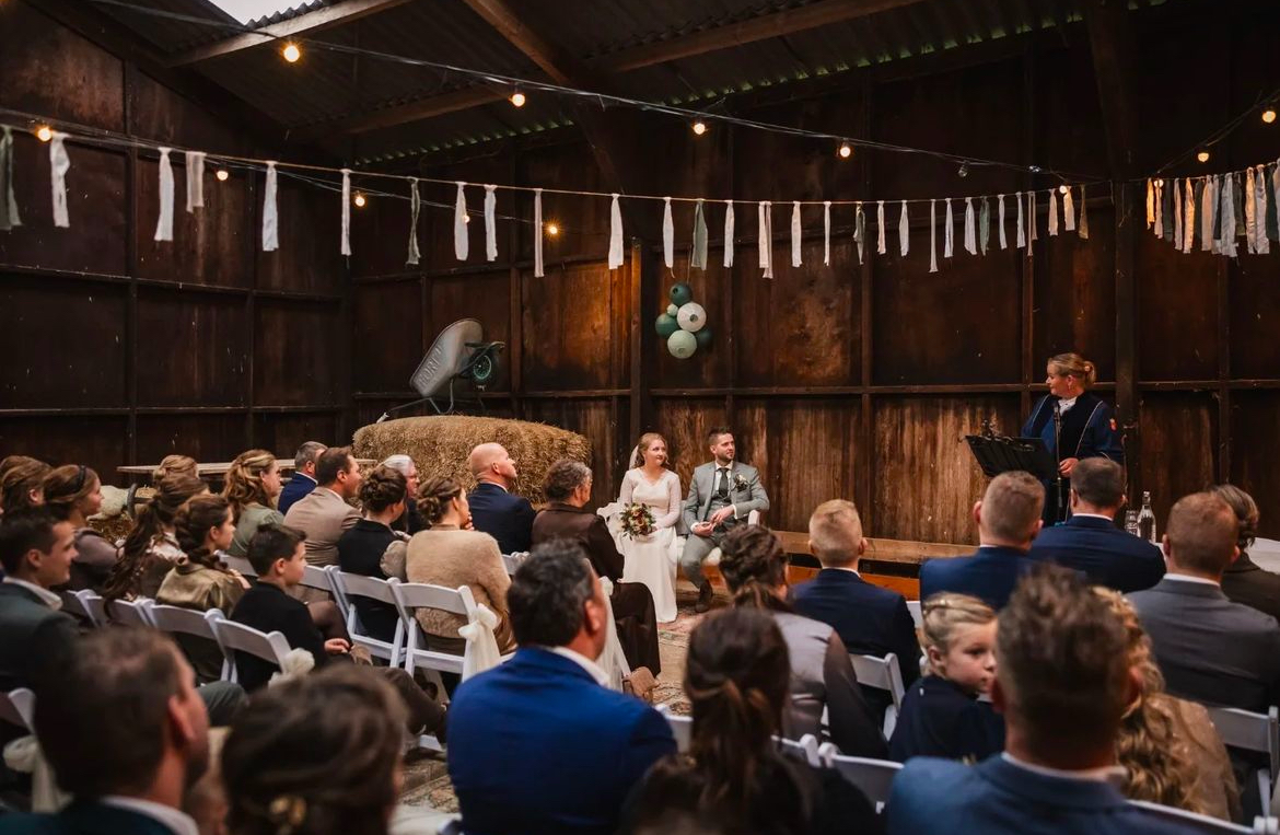 uniek-trouwen-tussen-hooi-stro
